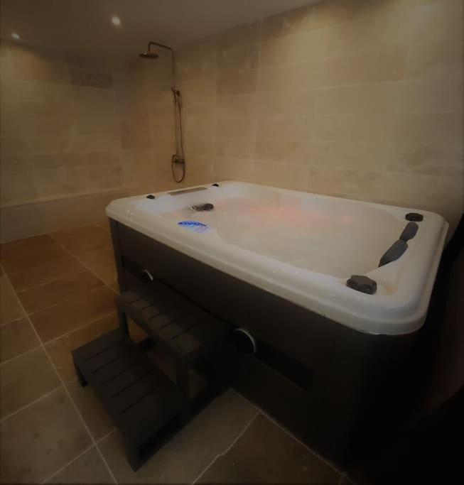 Nalan Orrygeois, Spa, Sauna, Proche Asterix Kültér fotó